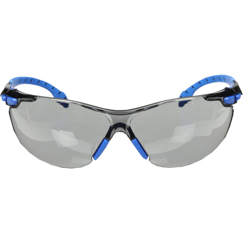 Lunettes de s&eacute;curit&eacute; Solus avec lentilles Scotchgard, Lentille Grise/fum&eacute;e, Antibu&eacute;e, R&eacute;pond ou surpasse la norme CSA Z94.3 EastCoast Offshore Supplies