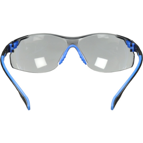 Lunettes de s&eacute;curit&eacute; Solus avec lentilles Scotchgard, Lentille Grise/fum&eacute;e, Antibu&eacute;e, R&eacute;pond ou surpasse la norme CSA Z94.3 EastCoast Offshore Supplies