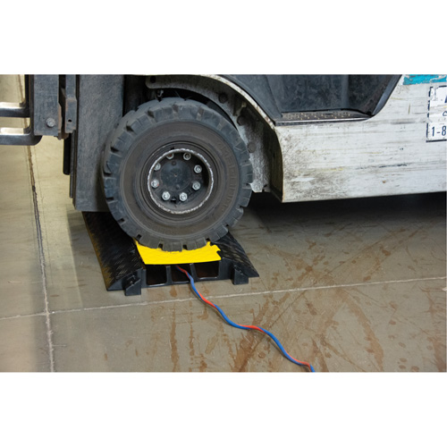 Protecteur de c&acirc;bles en polyur&eacute;thane, 3 canaux, 35,43" lo x 19,69" la x 3" h EastCoast Offshore Supplies