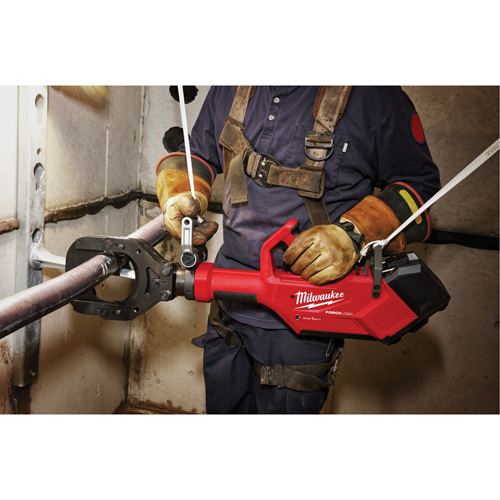 Coupe-c&acirc;ble pour c&acirc;bles souterrains de 5" M18 FORCE LOGIC avec t&eacute;l&eacute;commande sans fil EastCoast Offshore Supplies