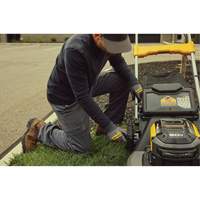 Trousse tondeuse &agrave; gazon autopropuls&eacute;e sans balais sans fil avec roues motrices arri&egrave;res 60 V MAX*, Pouss&eacute;e automatique, &agrave; pile, Largeur de coupe 21" EastCoast Offshore Supplies