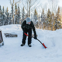Pelle &agrave; neige Yukon, Lame Polypropyl&egrave;ne, Largueur 18", Manche Prise en D ergonomique EastCoast Offshore Supplies