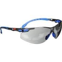 Lunettes de s&eacute;curit&eacute; Solus avec lentilles Scotchgard, Lentille Grise/fum&eacute;e, Antibu&eacute;e, R&eacute;pond ou surpasse la norme CSA Z94.3 EastCoast Offshore Supplies