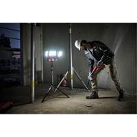 Lampe de travail &agrave; DEL professionnelle &agrave; panneaux pliants lumens sans fil 18V sur tr&eacute;pied, DEL, 3600 lumens EastCoast Offshore Supplies